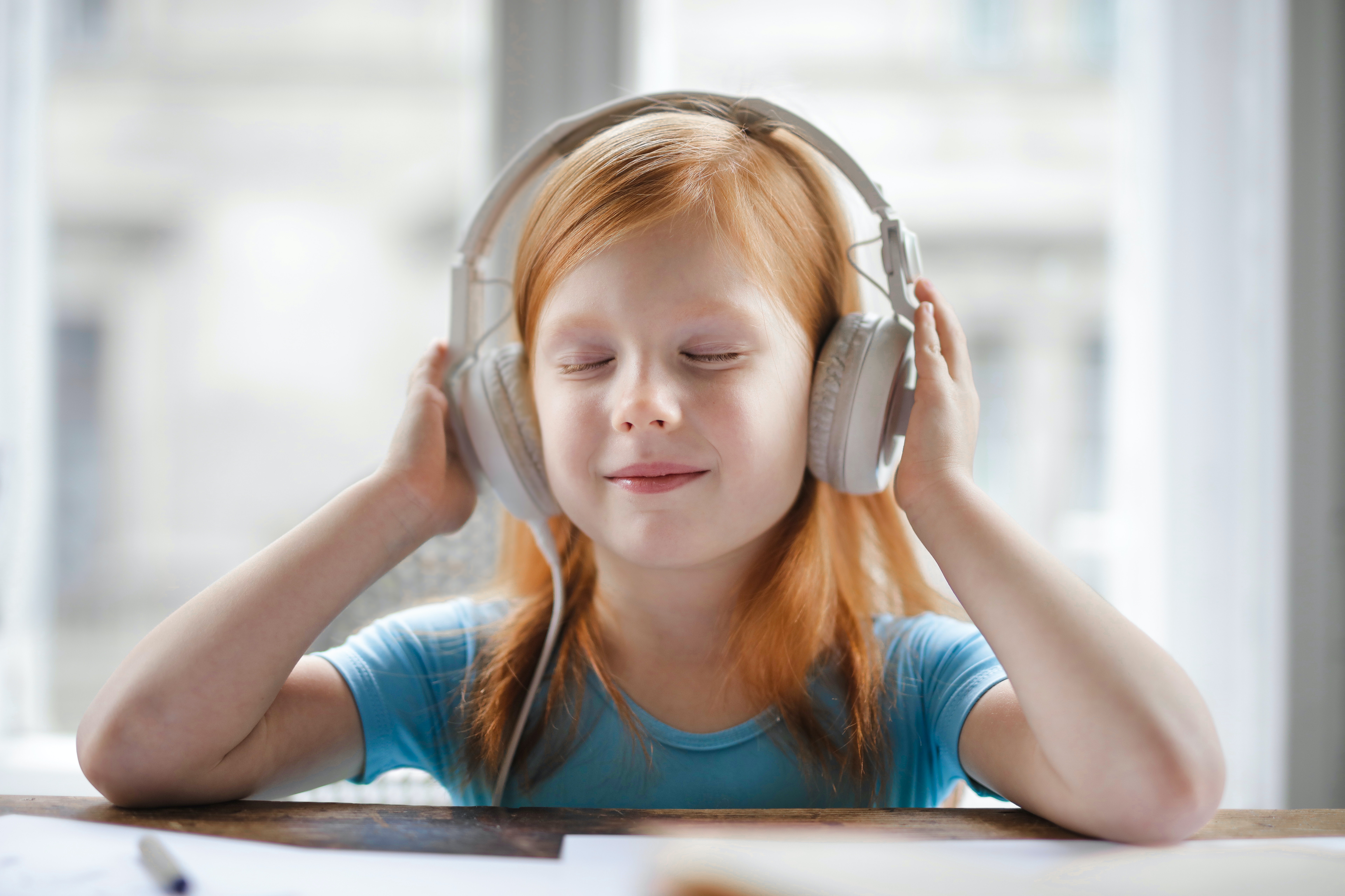 Kind wat naar muziek luistert